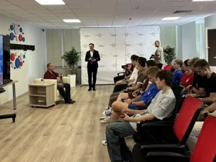 Герои СВО делятся опытом с молодежью в рамках просветительской акции